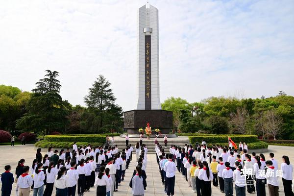 清明节前夕,金华市红领巾学院少先队队长学校的150名少先队员走进金华烈士纪念园,开展“追寻·清明祭英烈”主题活动,队员们怀着崇敬的心情在革命烈士纪念碑前肃立默哀,并依次向革命烈士敬献鲜花,以表缅怀之意。记者 潘秋亚 通讯员 时补法