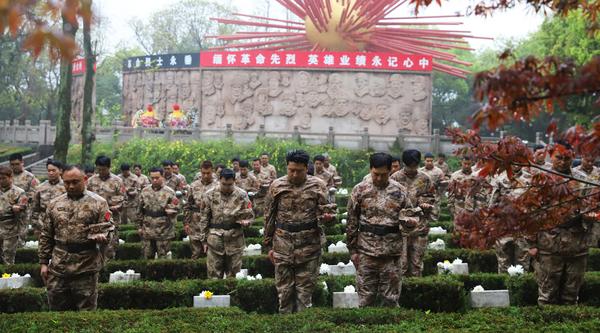 4月3日,台州市路桥区人武部干部和基干民兵来到一江山岛登陆战纪念馆参观,赓续红色血脉,并到解放一江山岛烈士陵园缅怀革命先烈,为烈士敬献鲜花。拍友 蒋友青