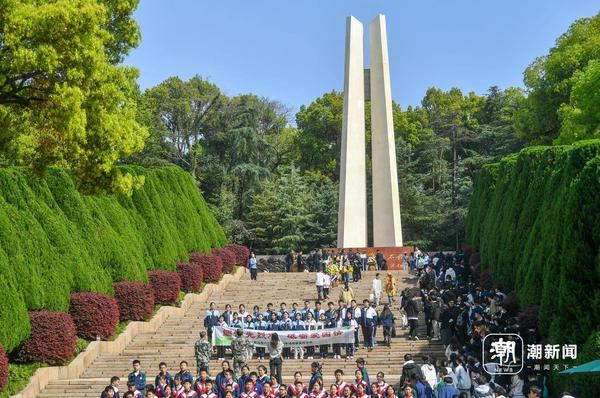 4月4日,位于杭州云居山的浙江革命烈士纪念碑前,社会各界群众怀着崇敬的心情,缅怀先烈,寄托哀思。记者 董旭明