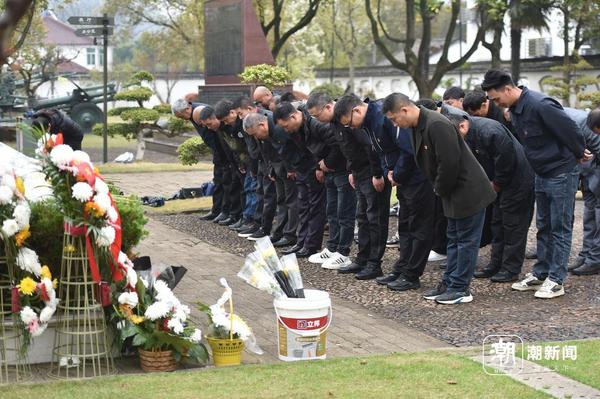 2026年4月3日,各地各界干部群众相继来到长兴新四军苏浙军区纪念馆,缅怀革命先烈,向粟裕同志骨灰敬撒处献花、鞠躬。记者 潘海松 通讯员 谭云俸