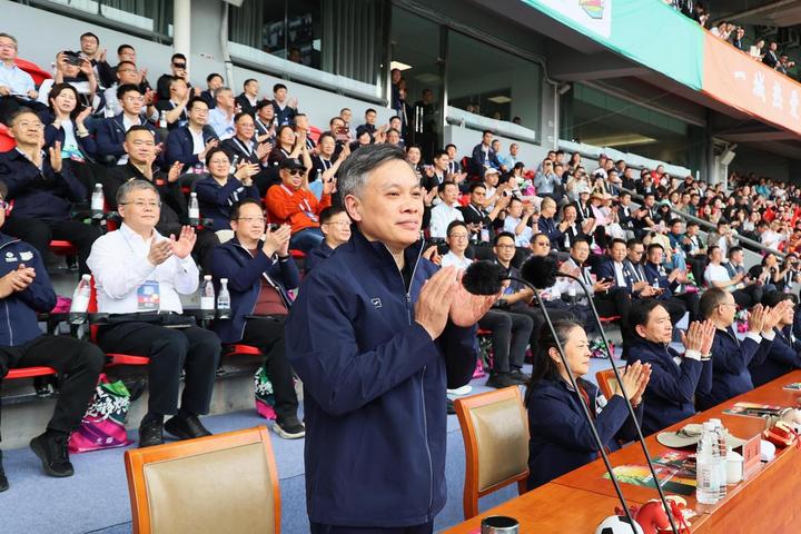 4月6日,2026年吴越杯浙江省城市足球联赛在嘉兴开幕。省委副书记、省长刘捷宣布开幕。潮新闻记者 陆乐 摄