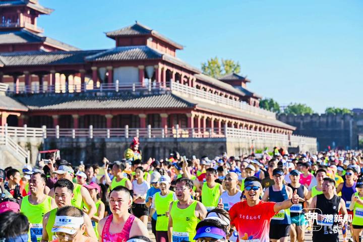 横店马拉松有着“跑进电影”的美誉。横马主办方供图