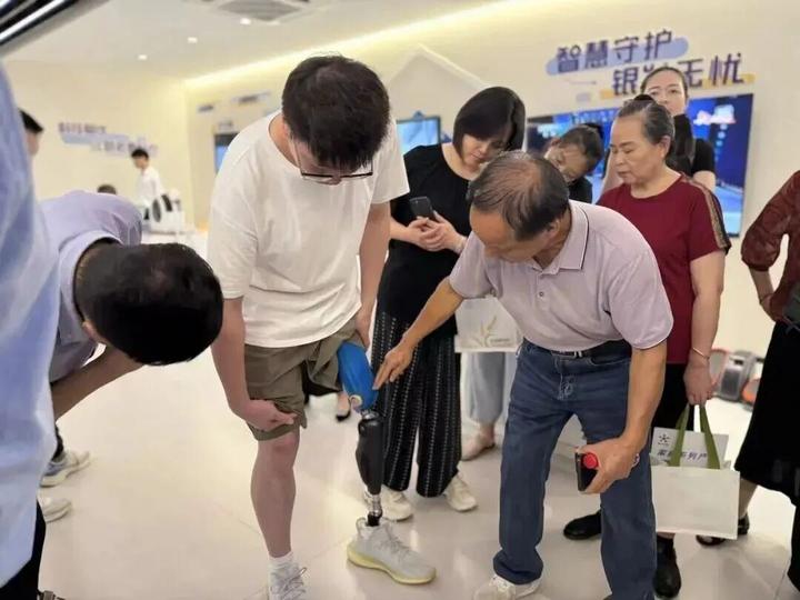 嘉兴市智能仿生假肢适配对象在体验交流图源:“浙江省残疾人联合会”微信公众号