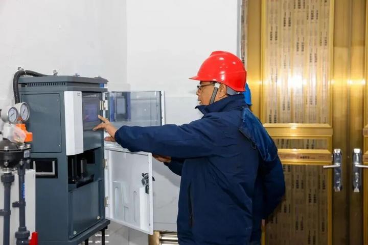 淳安县樟村供水站运维人员对在线监测设备进行日常巡检维护图源:“中国水利”微信公众号