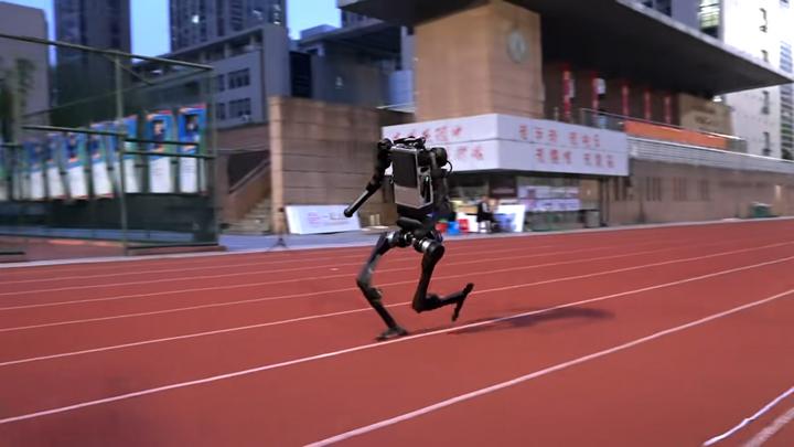 4月11日,宇树科技宣布H1机器人刷新人形机器人百米测试奔跑速度的世界纪录 图源:@Unitree宇树视频号截图