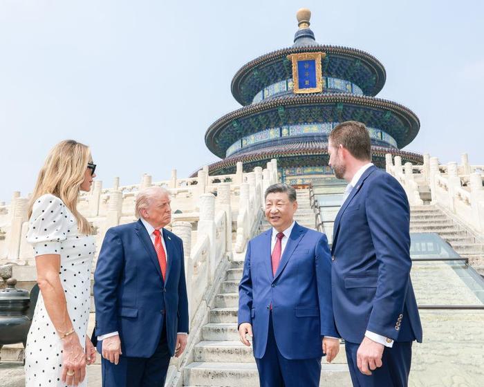5月14日,国家主席习近平同来华进行国事访问的美国总统特朗普参观天坛。新华社记者 刘彬 摄