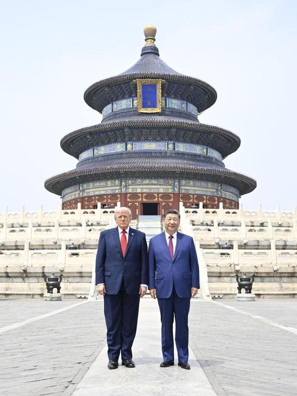 5月14日,国家主席习近平同来华进行国事访问的美国总统特朗普参观天坛。两国元首在祈年殿广场合影。新华社记者 申宏 摄
