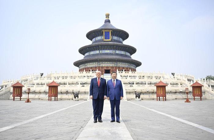 5月14日,国家主席习近平同来华进行国事访问的美国总统特朗普参观天坛。两国元首在祈年殿广场合影。新华社记者 申宏 摄
