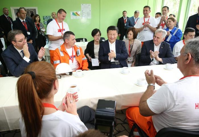△ 当地时间2016年6月19日,习近平主席在河钢集团斯梅戴雷沃钢厂员工食堂同工人交流互动。