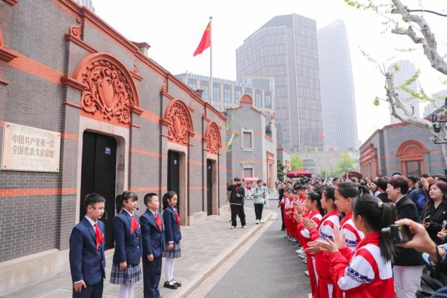 △2026年4月20日,中共一大会址前,上海市黄浦区卢湾一中心小学“红喇叭”小讲解员与浙江省嘉兴市实验小学“红船小讲解”开展研学交流活动。