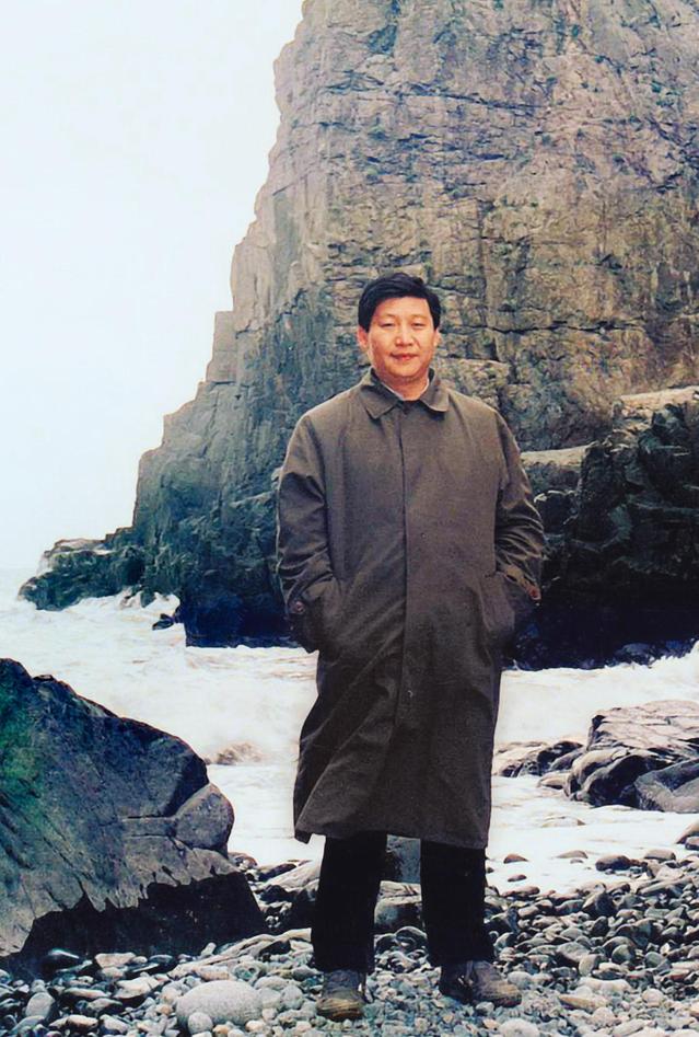 上世纪90年代初,时任福州市委书记习近平在平潭调研。(资料图片)