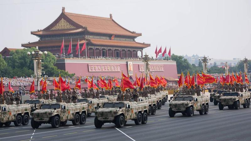 2025年9月3日,纪念中国人民抗日战争暨世界反法西斯战争胜利80周年大会在北京隆重举行。这是战旗方队接受检阅。新华社记者 王建华 摄