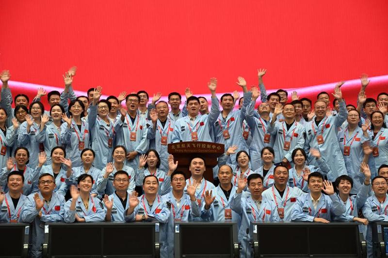 2024年6月25日,嫦娥六号任务圆满成功后,工作人员在北京航天飞行控制中心合影。新华社记者 金良快 摄