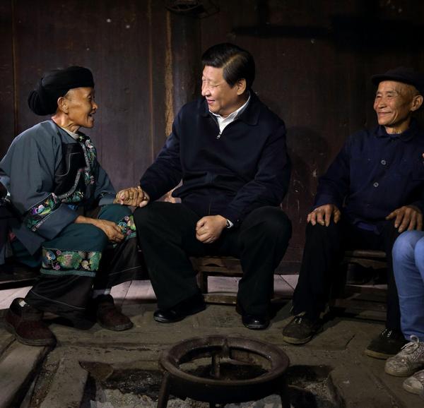 2013年11月3日,习近平总书记在湖南湘西土家族苗族自治州花垣县十八洞村同村民石拔三一家人促膝交谈。