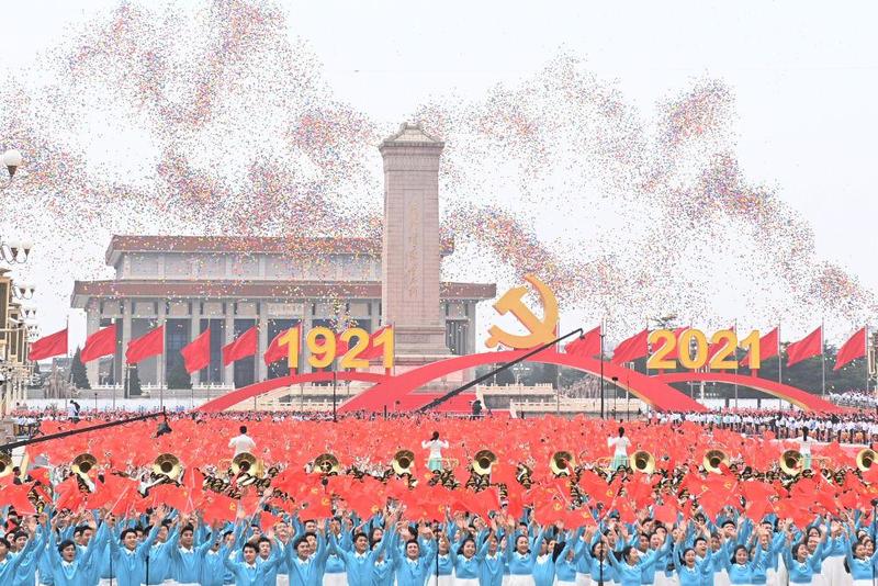 2021年7月1日上午,庆祝中国共产党成立100周年大会在北京天安门广场隆重举行。这是庆祝大会现场放飞气球。新华社记者 李尕 摄
