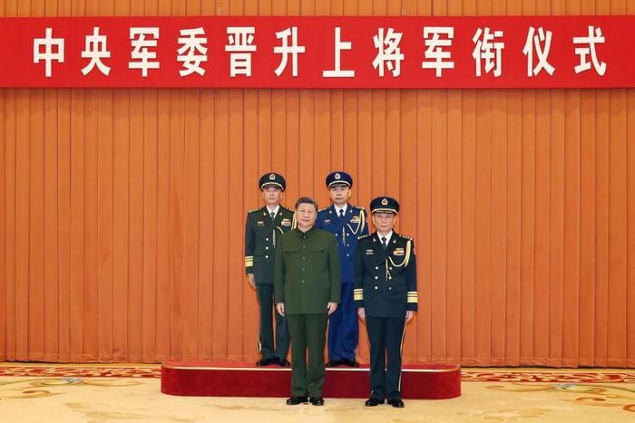 7月3日,中央军委晋升上将军衔仪式在北京八一大楼举行。中央军委主席习近平出席晋衔仪式。这是习近平等领导同志同晋升上将军衔的军官合影。新华社记者 李刚 摄