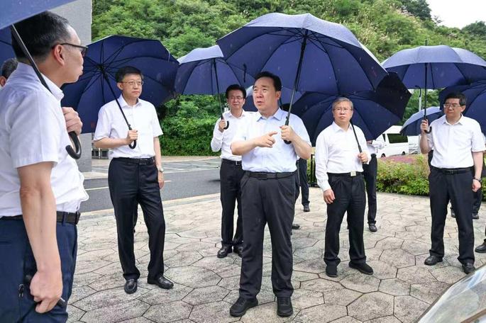 7月2日上午,省委书记王浩在杭州检查指导防汛和电力迎峰度夏工作。