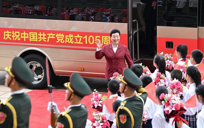 2026年7月1日,“七一勋章”获得者吴亚琴抵达人民大会堂。