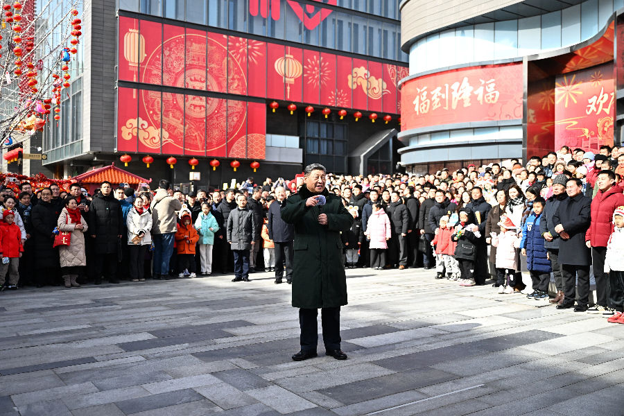 2026年2月10日上午,习近平总书记在北京东城区隆福寺街区考察时,向全国各族人民和香港同胞、澳门同胞、台湾同胞、海外侨胞致以美好的新春祝福。新华社记者 燕雁 摄