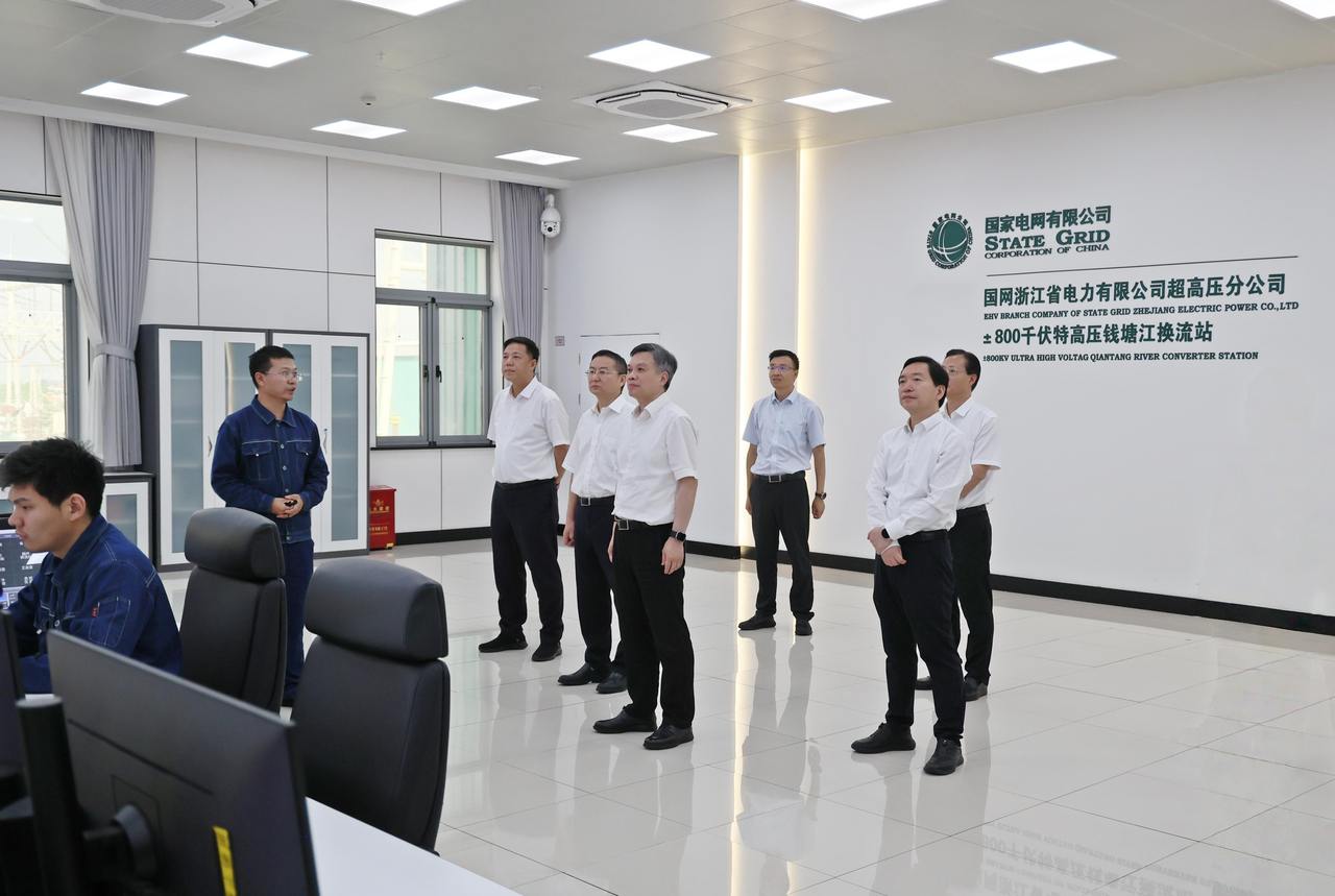 17日下午,省委副书记、省长刘捷前往省电力公司和相关能源工程,实地检查迎峰度夏电力保供工作。图为刘捷来到钱塘江换流站,实地了解换流站运行和白鹤滩送浙特高压情况。潮新闻记者 陆乐 摄