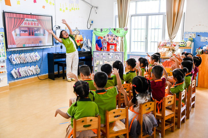 2026年7月1日,在广西玉林市兴业县第一实验幼儿园,老师带领学生做游戏。新华社记者 曹祎铭 摄