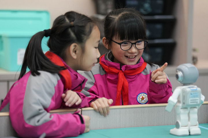 2026年3月17日,学生在湖南湘江新区雷锋小学上机器人课。新华社记者 薛宇舸 摄
