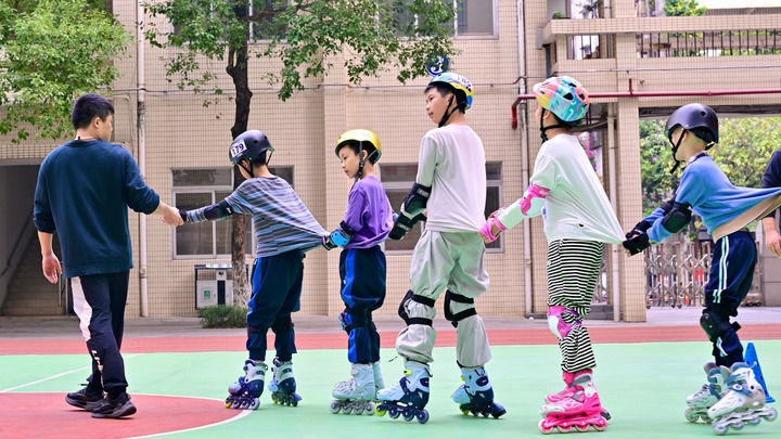 2025年12月11日,广东佛山市康复实验学校轮滑队在操场上训练。新华社记者 吴青昊 摄