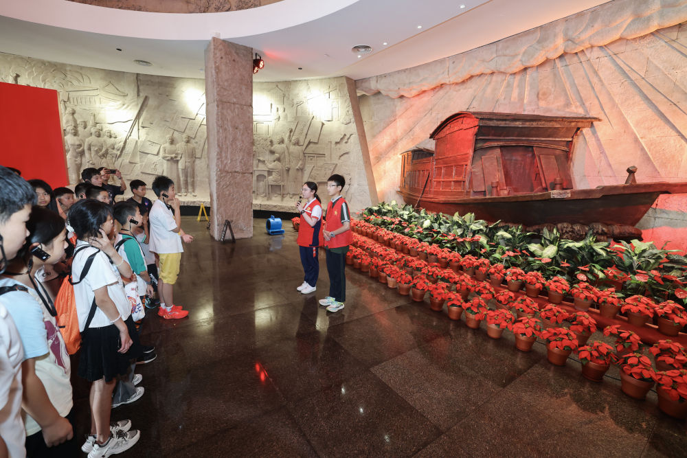 2026年6月30日,在浙江嘉兴南湖革命纪念馆,少先队红领巾讲解员为游客进行义务讲解。新华社记者 徐昱 摄