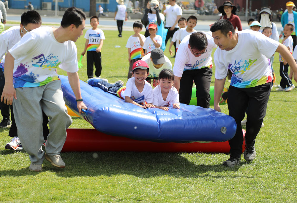 2025年4月29日,在北京市西城区京华实验学校,学生与家长参加亲子互动项目比赛。新华社记者 侯俊 摄