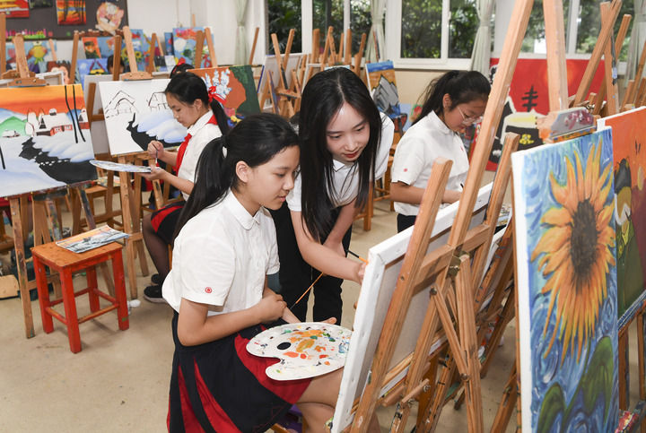 2022年9月14日,重庆谢家湾学校学生在练习绘画。新华社记者 王全超 摄