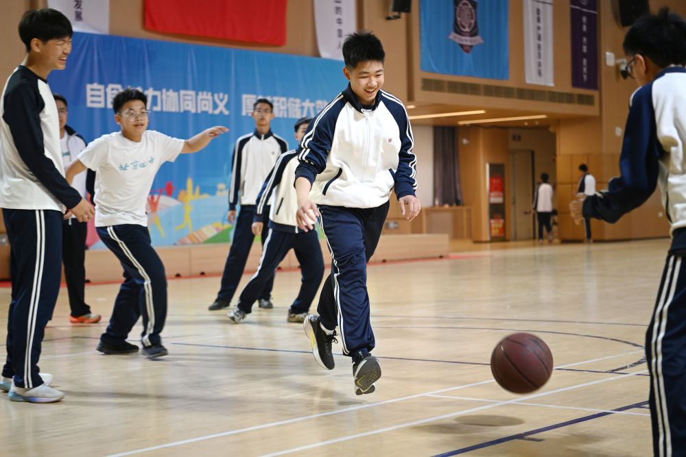 2026年3月23日,北京四中雄安校区的学生在体育馆打篮球。新华社记者 朱旭东 摄