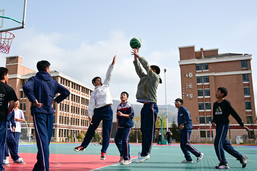 2025年11月7日,在青海西宁果洛西宁民族中学,学生在打篮球。新华社记者 齐芷玥 摄
