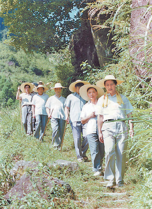 1989年7月19日,时任宁德地委书记习近平一行前往寿宁县下党乡调研。 1989年7月19日,时任宁德地委书记习近平一行前往寿宁县下党乡调研。
