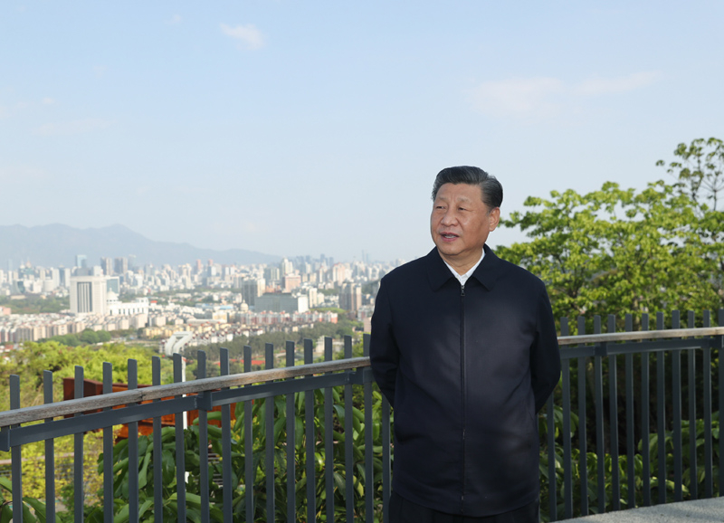 2021年3月24日,在福建福州考察的习近平总书记登上郊野福道的观景平台。 2021年3月24日,在福建福州考察的习近平总书记登上郊野福道的观景平台。