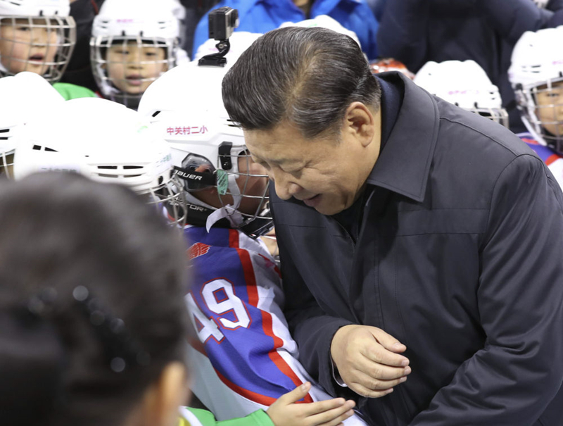 2017年2月24日,习近平总书记在北京五棵松体育中心考察时同青少年冰球爱好者“撞肩”,表示相互问候。 2017年2月24日,习近平总书记在北京五棵松体育中心考察时同青少年冰球爱好者“撞肩”,表示相互问候。
