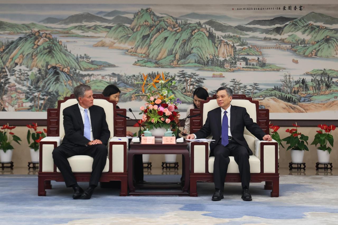 28日下午,省长刘捷在杭州会见了美国联邦参议员戴安斯一行。 潮新闻记者 陆乐 摄