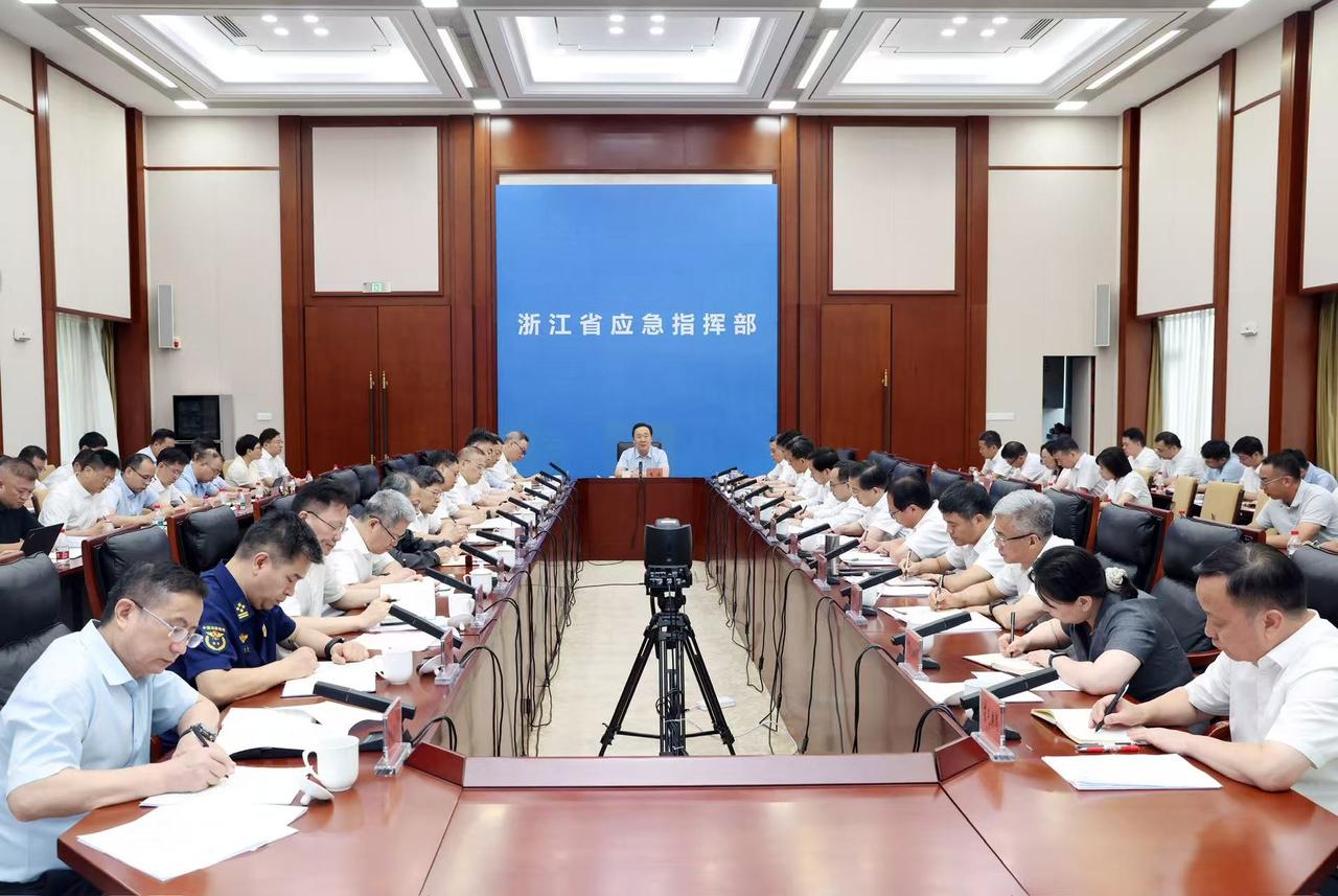 8月28日上午,省委书记王浩在省防指主持召开台风防御工作会商调度会。 潮新闻记者 魏志阳 摄