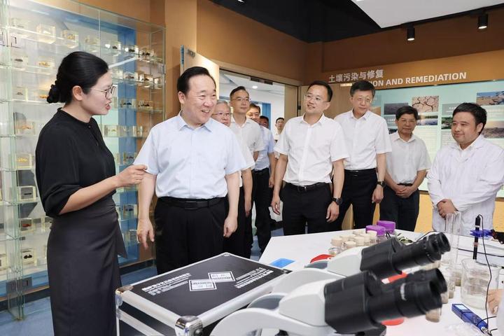 9月7日下午,省委书记王浩来到萧山中学科学馆、教学中心,观摩特色课程教学,看望慰问教师代表。潮新闻记者 魏志阳 摄