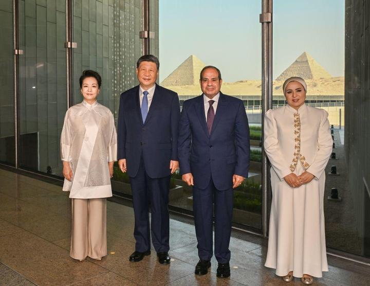 当地时间9月2日下午,国家主席习近平和夫人彭丽媛在埃及总统塞西和夫人依缇萨尔陪同下参观大埃及博物馆。新华社记者 谢环驰 摄