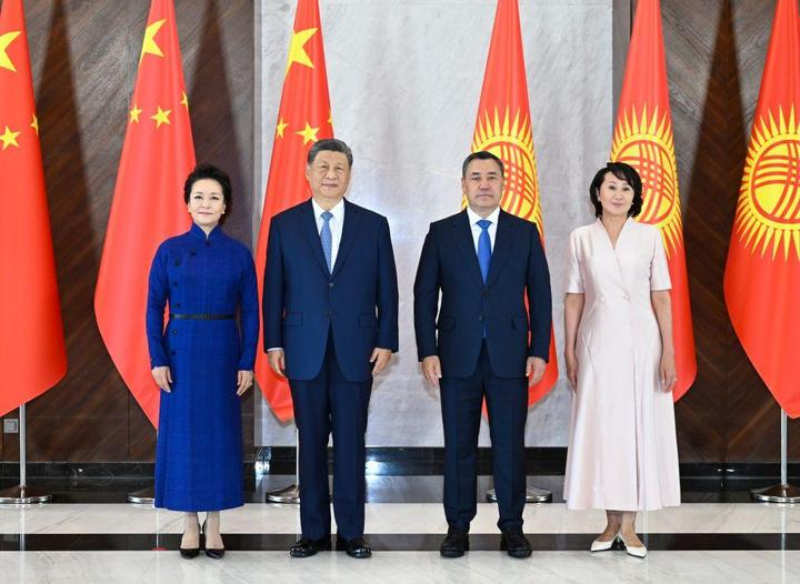 当地时间8月31日上午,吉尔吉斯斯坦总统扎帕罗夫同中国国家主席习近平在比什凯克和谐宫举行会谈。这是习近平和夫人彭丽媛同扎帕罗夫和夫人扎帕罗娃在两国国旗前合影。新华社记者 燕雁 摄