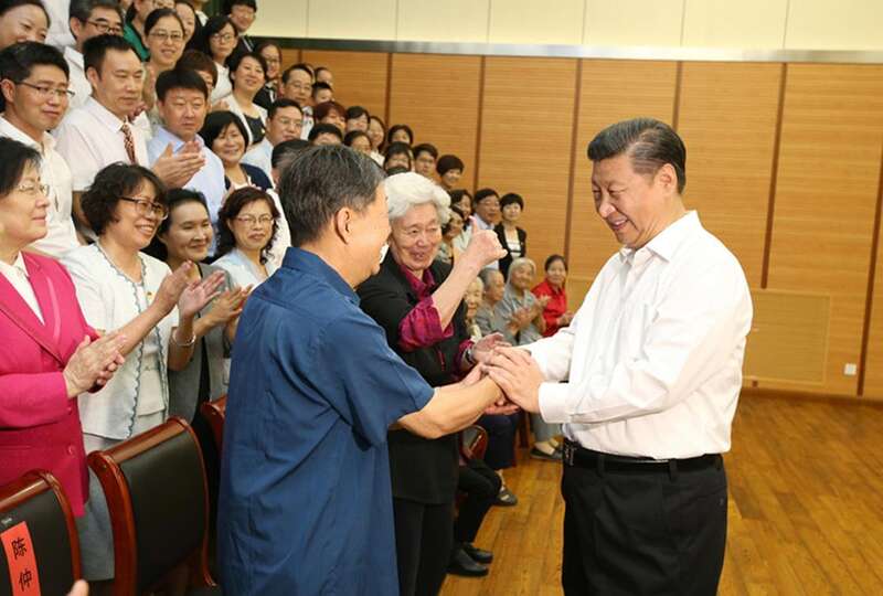 2016年9月9日,习近平总书记回到母校北京市八一学校看望师生,祝贺教师节。这是总书记同陈秋影等几位老师握手交谈。 2016年9月9日,习近平总书记回到北京市八一学校,同陈秋影等几位老师握手交谈。
