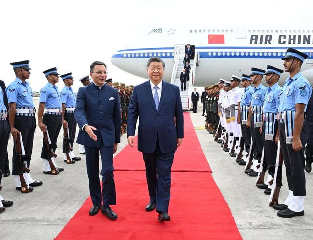 当地时间9月12日中午,国家主席习近平乘专机抵达新德里,应印度总理莫迪邀请,出席金砖国家领导人第十八次会晤。习近平抵达新德里帕拉姆空军基地时,印度政府高级官员热情迎接。新华社记者 谢环驰 摄