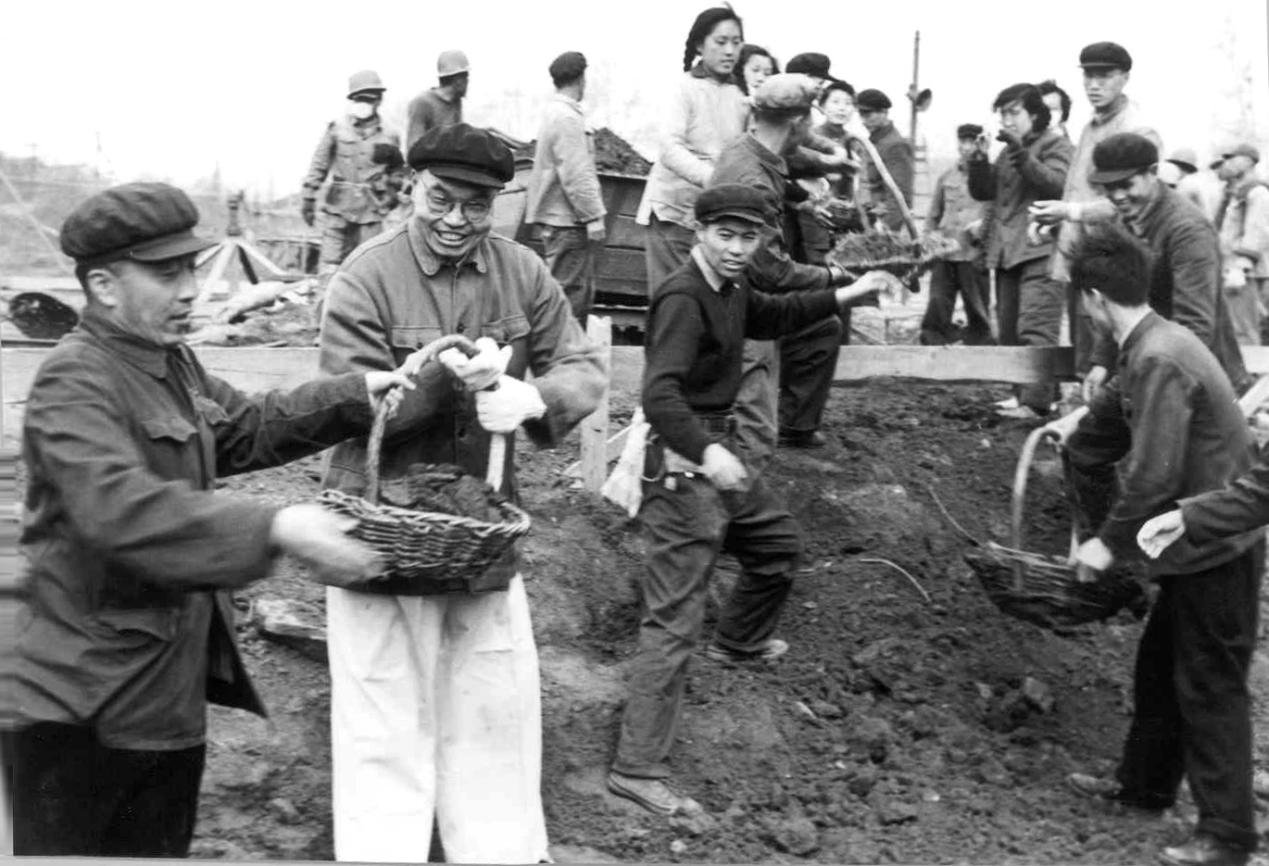 1959年5月,匡亚明校长参加理化楼建筑工地的劳动。 1959年5月,匡亚明校长参加理化楼建筑工地的劳动。