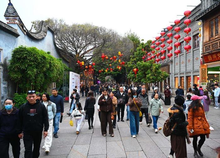 3月3日,市民游客在福州三坊七巷南后街游览。新华社记者 林善传 摄