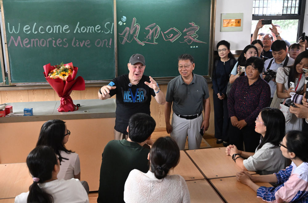 2026年8月29日,“赛考斯”回到曾经任教的洛阳市外国语初级中学,与师生交流。新华社记者 李嘉南 摄