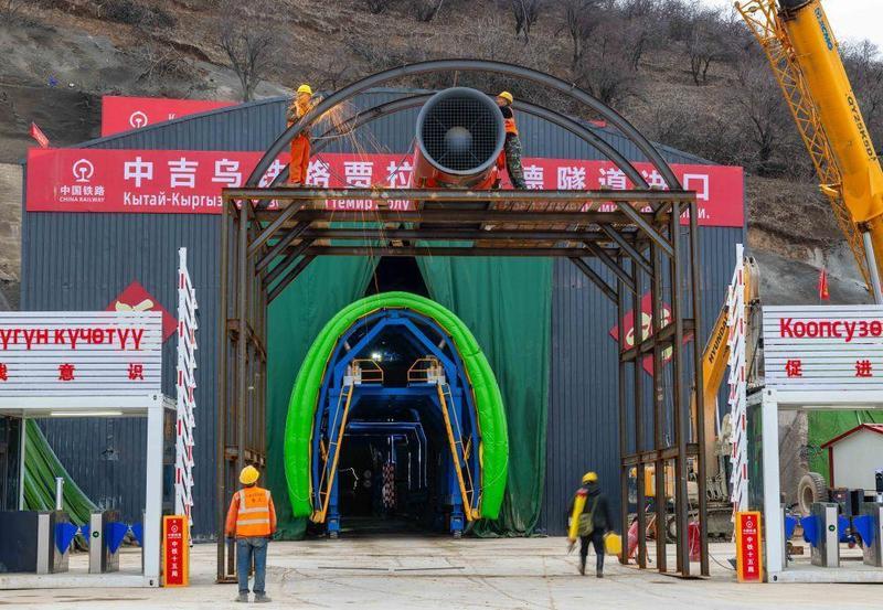 △2026年2月11日,在吉尔吉斯斯坦贾拉拉巴德州,中国建设工人为中吉乌铁路贾拉拉巴德隧道安装隧道通风设备。