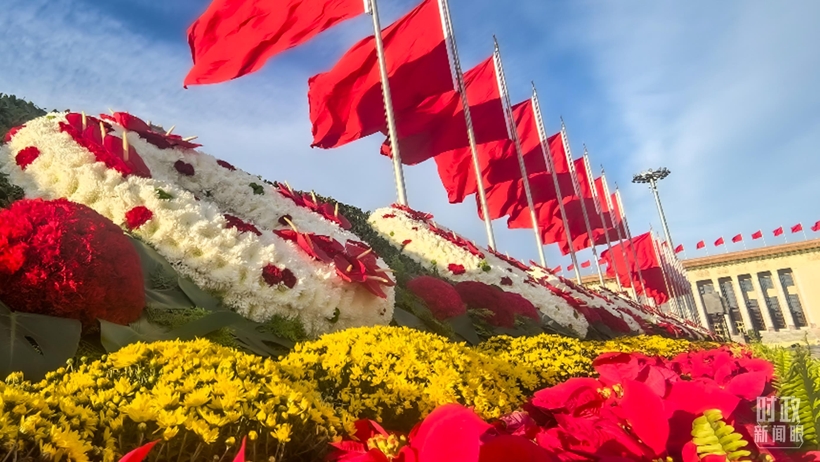 △仪式现场的花环。(总台央视记者 范凯 拍摄)