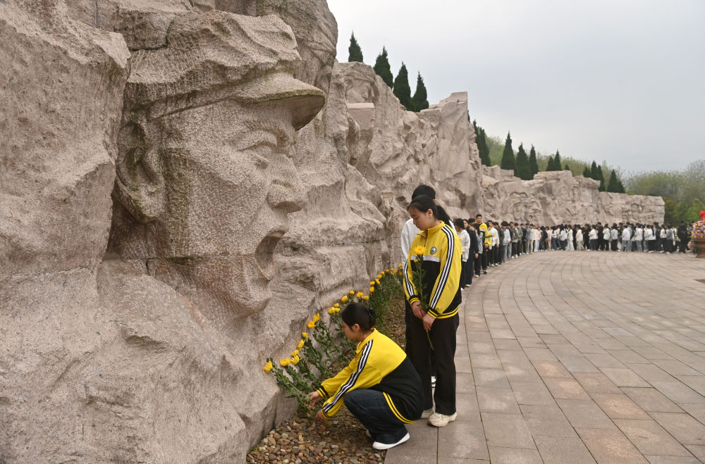 4月2日,人们在广西桂林全州县红军长征湘江战役纪念园凭吊广场给红军英烈献花。新华社记者 陆波岸 摄